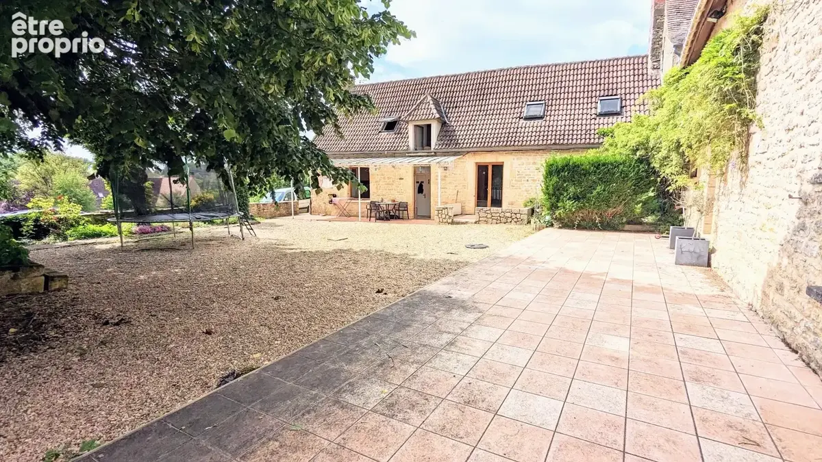 Parfaitement situé à proximité de Sarlat et Montignac - Ensemble de bâtiments avec piscine - photo 14