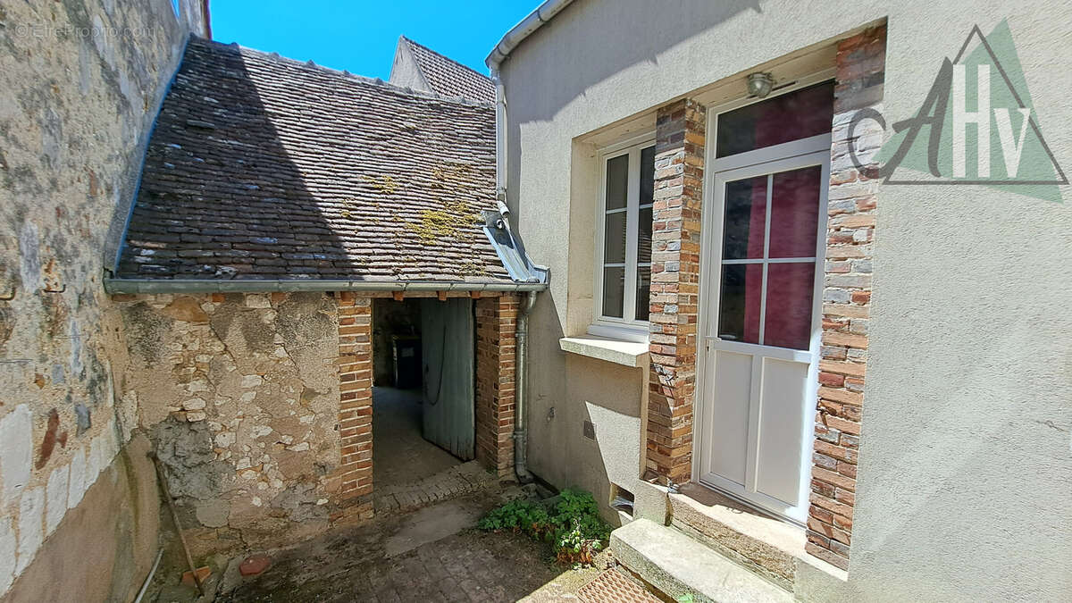 Pont sur Yonne (89) - Maison de 85 m2 avec 3 chambres, petit jardin et belle grange. - photo 17