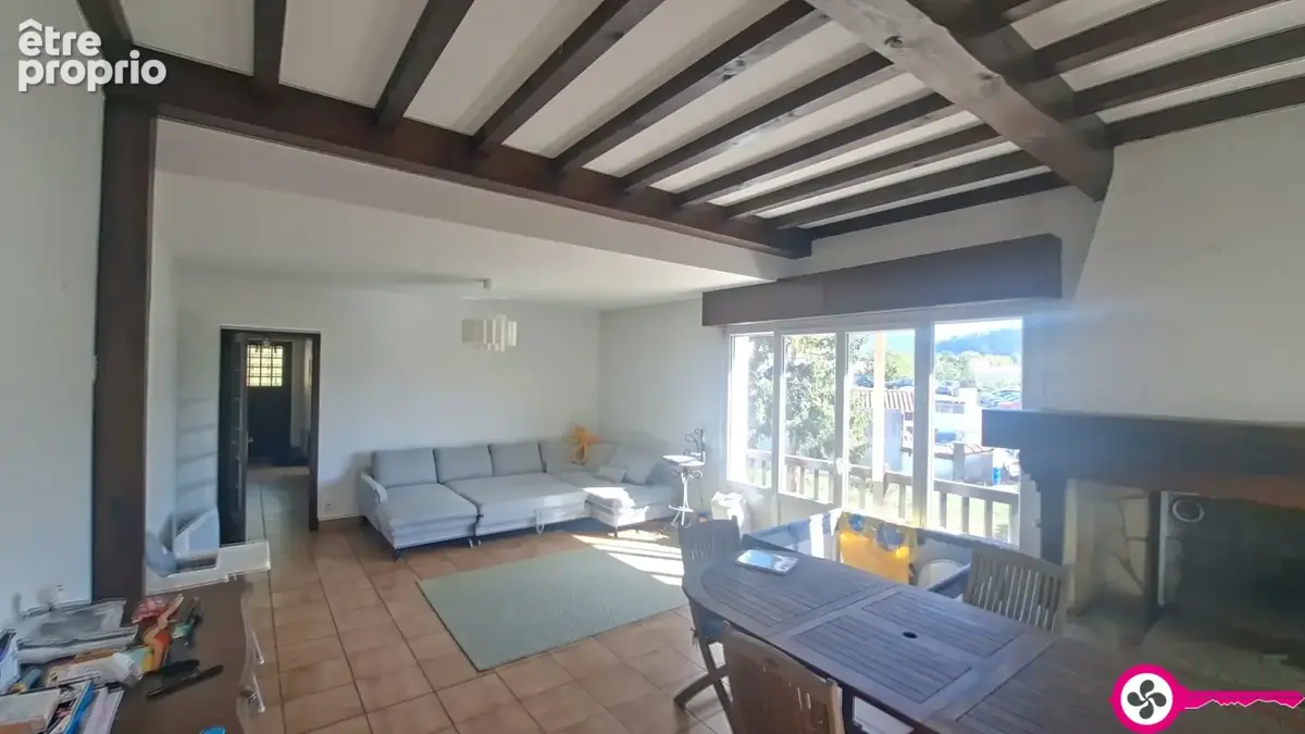 Grand appartement T4 avec terrasse, cour et stationnement - photo 6
