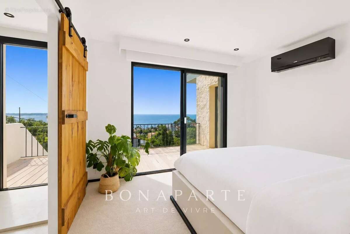 Aux portes de SUPER CANNES, élégante villa entiérement rénové - vue mer panoramique - position dominante - photo 9