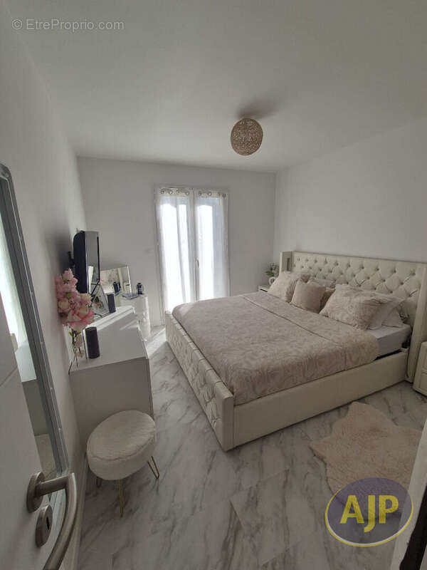 Maison à SAINT-YZAN-DE-SOUDIAC