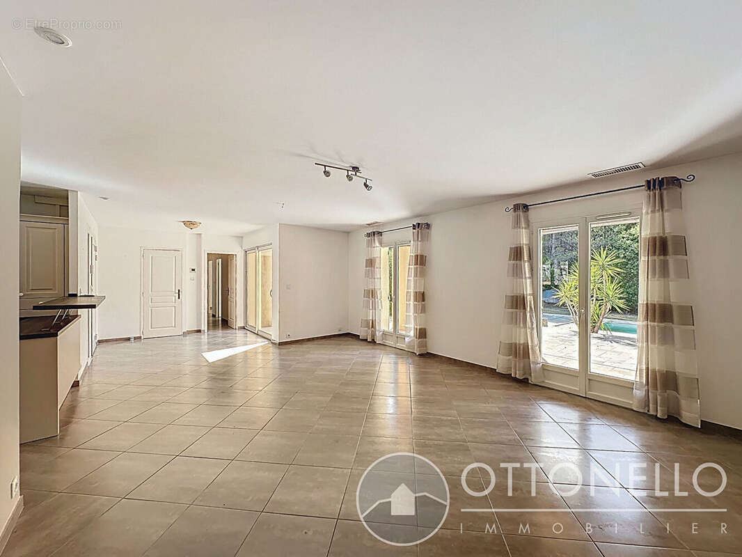 Maison à ROQUEBRUNE-SUR-ARGENS