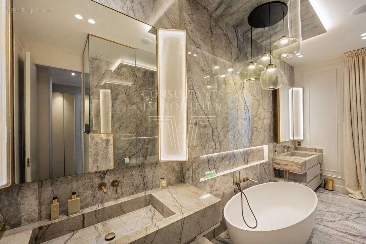 Appartement à PARIS-16E