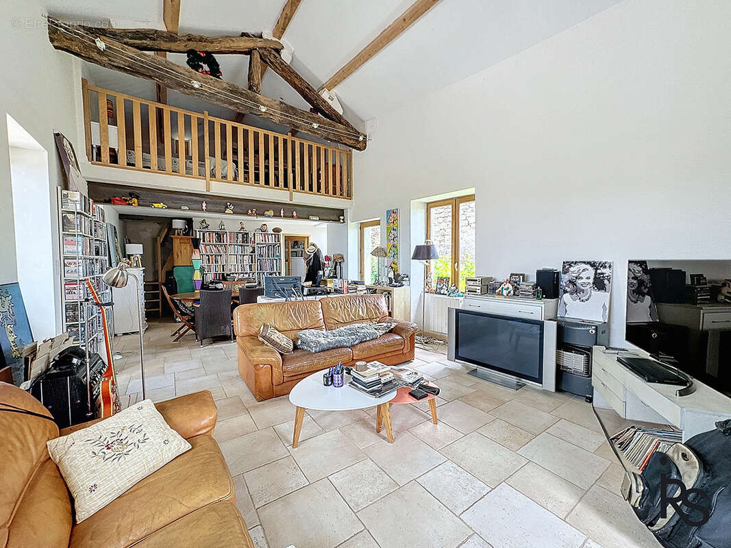 Dans un hameau typique, un ensemble immobilier de 3 maisons avec 8300 m2 de terrain et une vue splendide. - photo 14
