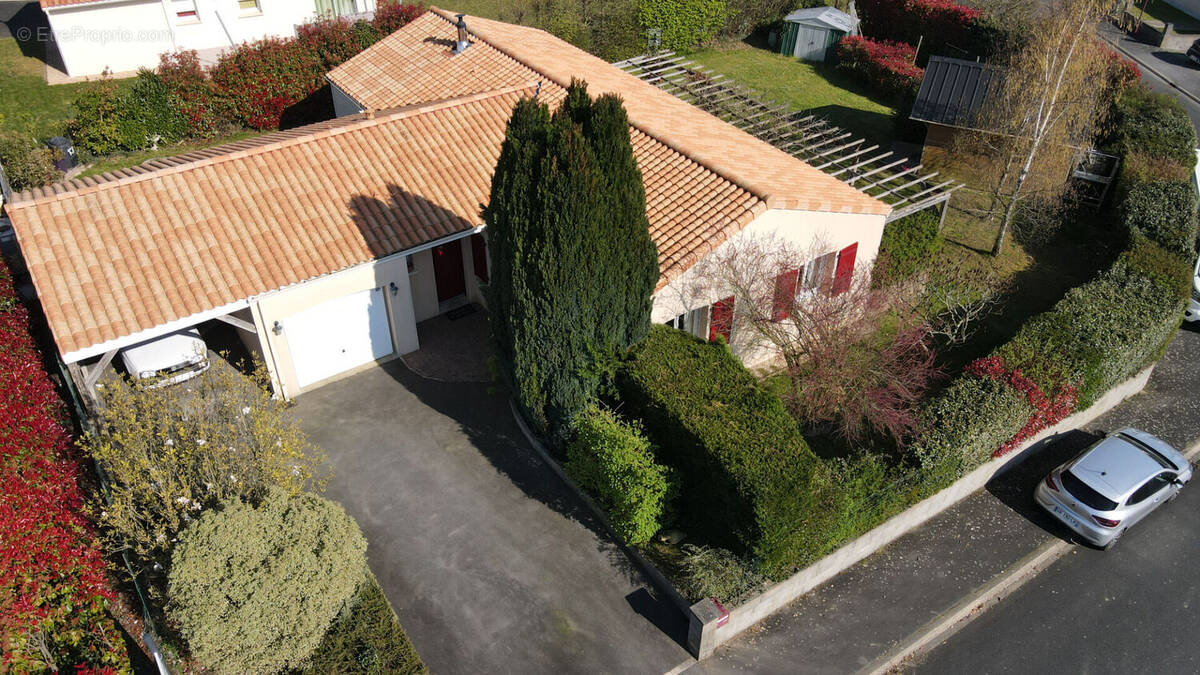 Maison à MONTREVAULT