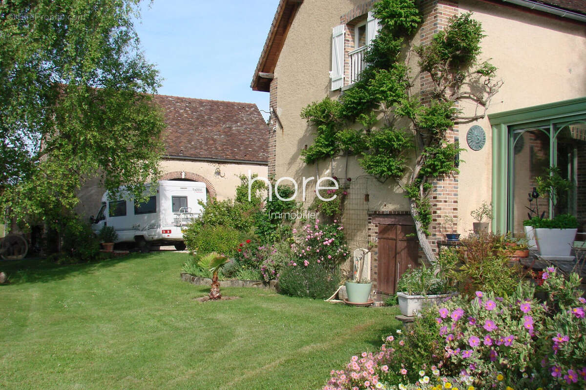 Maison à LA CELLE-SAINT-CYR