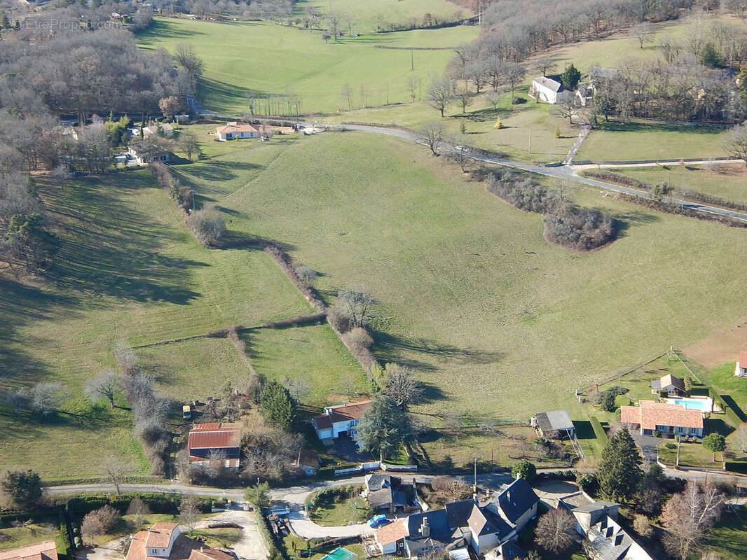 Terrain à TERRASSON-LAVILLEDIEU