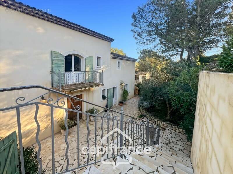Domaine et Golf de Pont Royal, belle  propriété de 290 m2 établie sur un terrain de 2600 m2, cinq chambres, un bureau, piscine,  - photo 8