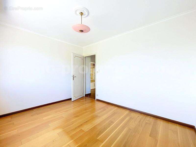 Appartement_T3_Annemasse_belle_superficie_proximitée_frontière_Suisse_tram_Ceva_direction_GENEVE_Frontaliers_Salon_Séjour_Vue_Jet_D'EAU_Vue_MONT_BLANC