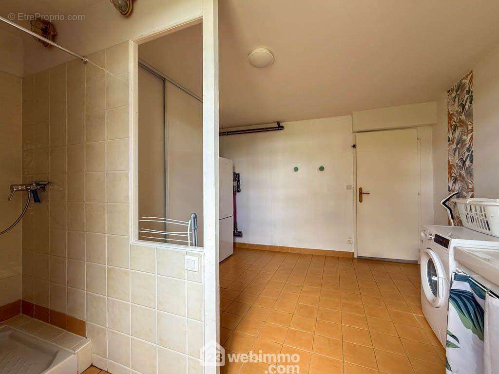 un espace buanderie mais également atelier, garage en RDC et grenier à finir d'aménager ! - Maison à POUZAUGES