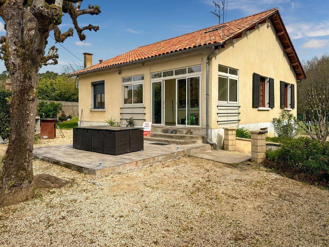  À VENDRE – DOUZILLAC (24190) Maison rénovée avec piscine – 156 m² habitables – Terrain clos de 1 326 m² – 195 000€ FAI - photo 7