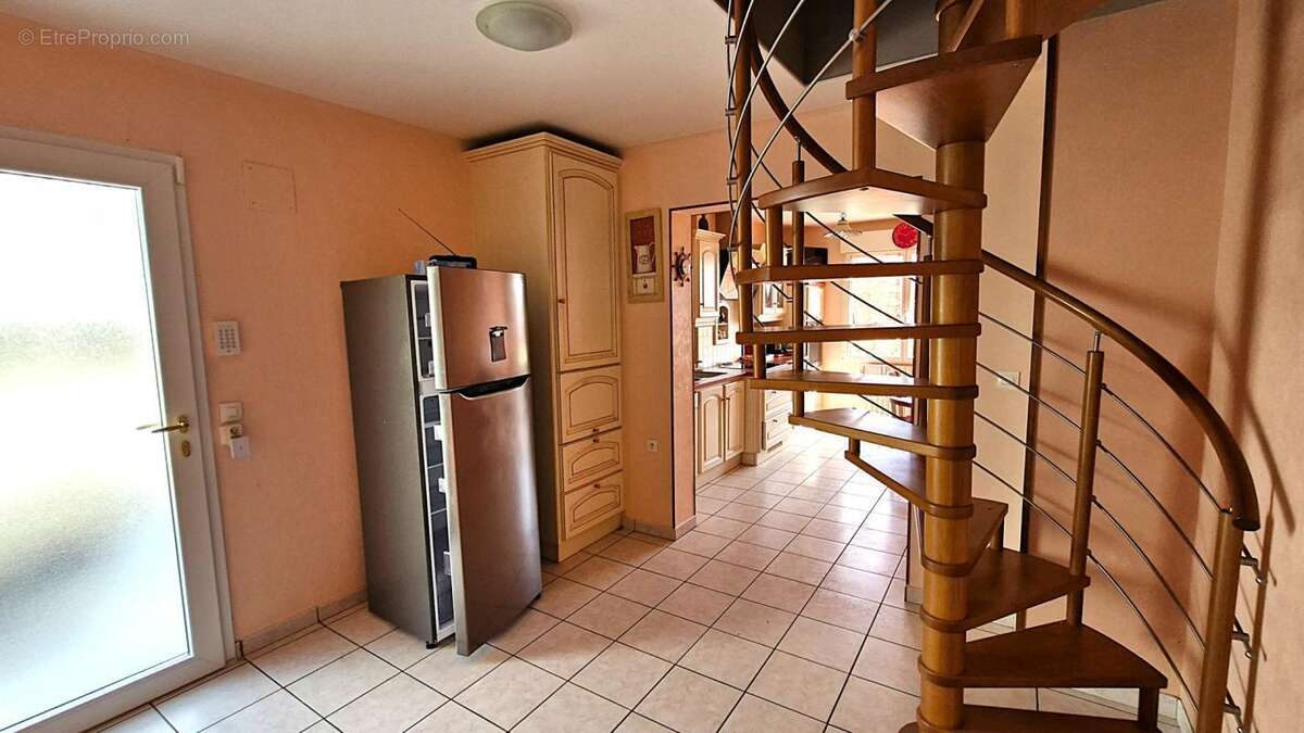 Maison traditionnelle avec garage et beau jardin clos - photo 7