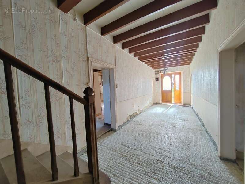 Située à MIRAMONT LATOUR, maison à rénover avec vue panoramique - photo 10