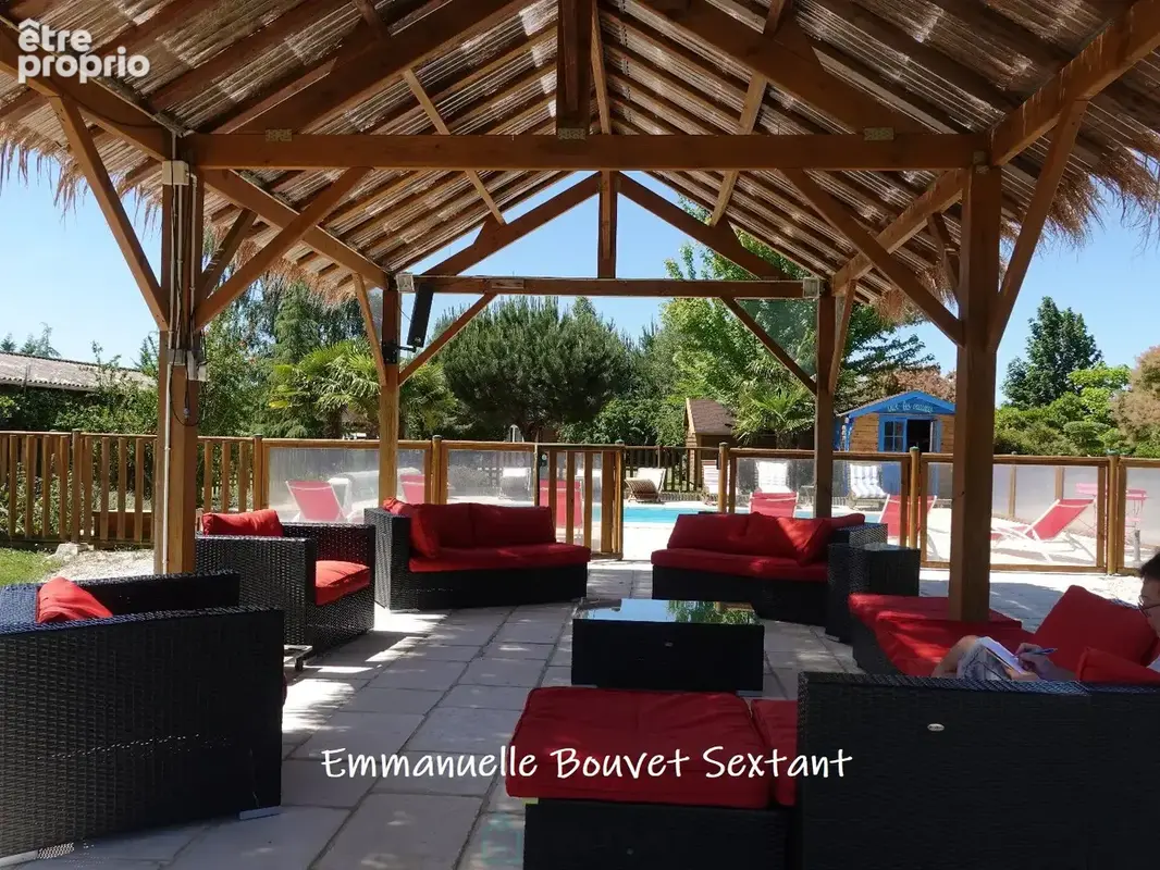 Superbe domaine touristique, 3 ha, 5 chalets bois, salle de réception, maison d'habitation, piscine, divers dépendances - photo 6
