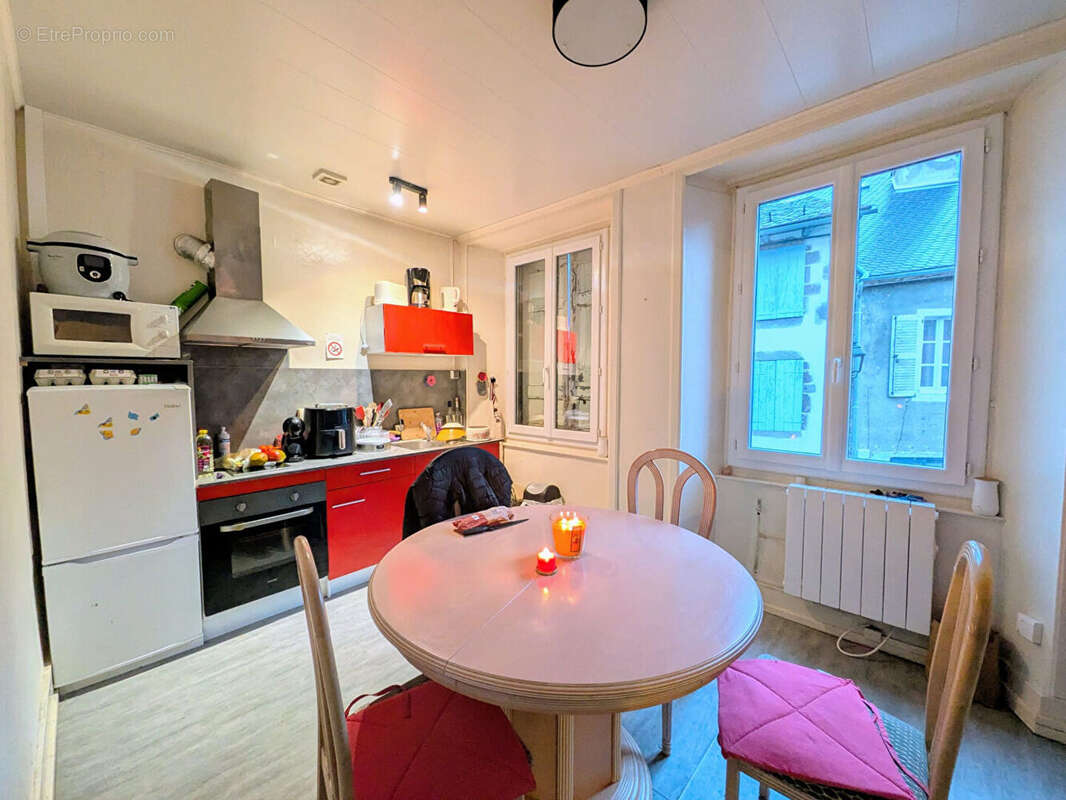 Appartement à VIC-SUR-CERE