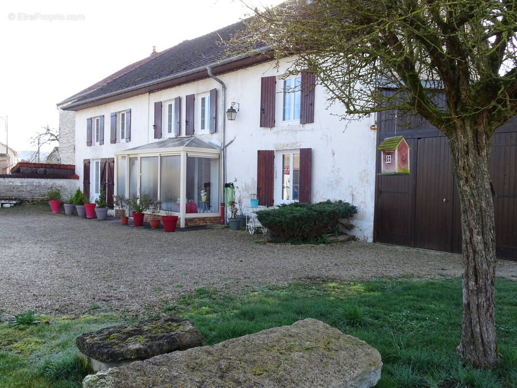 Maison à MONTIGNY-SUR-AUBE