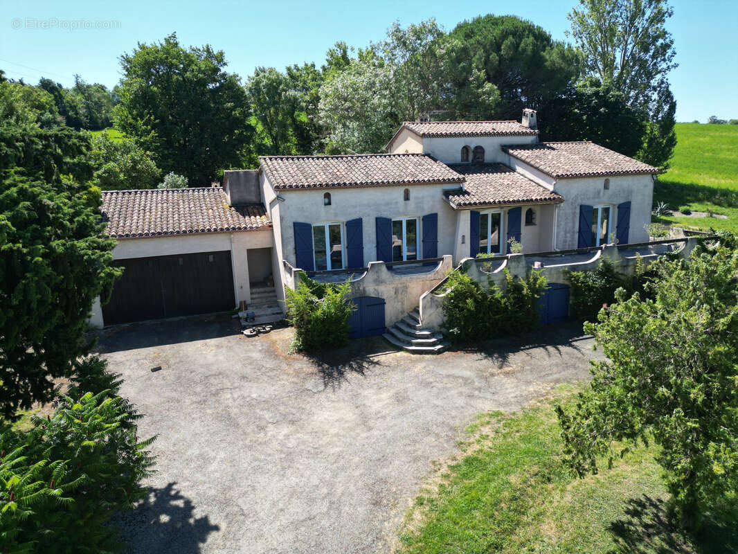 Maison T5 de 151 m2 rénovée en 2020 sur un terrain 8400 m2 - photo 2
