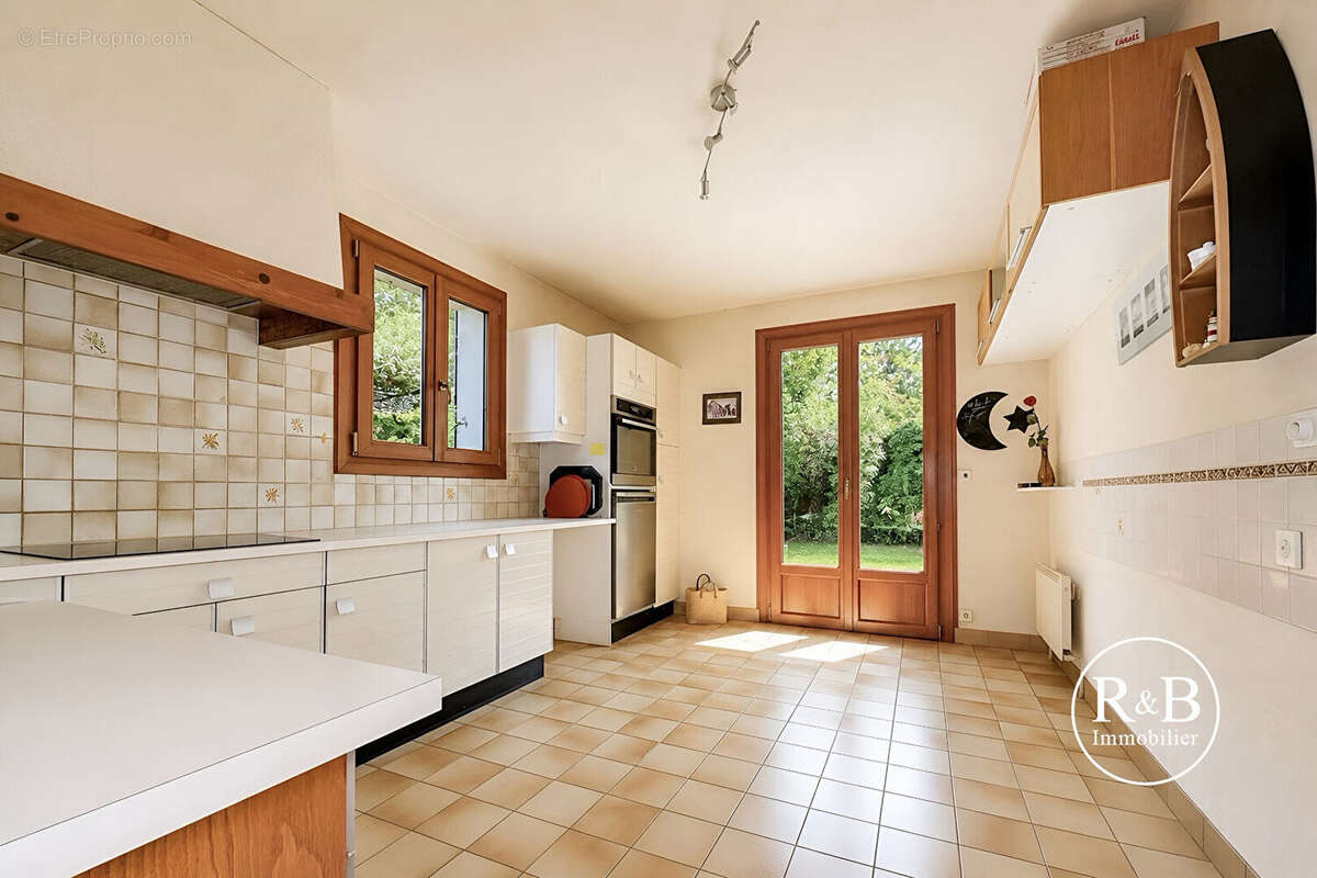Maison à LES CLAYES-SOUS-BOIS