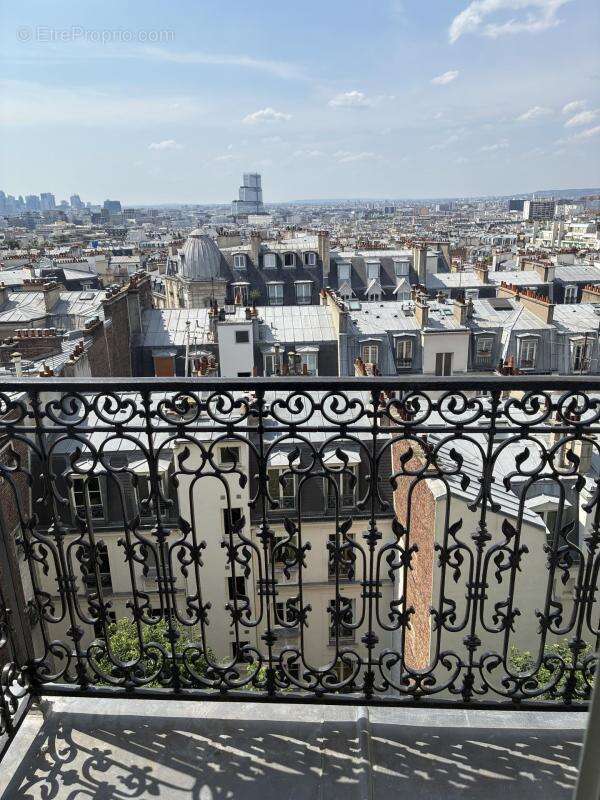 Appartement 2 Pièces - Vue imprenable sur Paris - Montmartre - photo 2