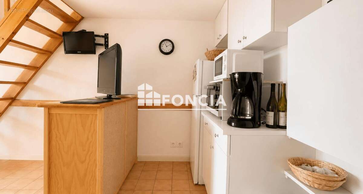 Proche du port - bel f2 climatise avec chambre et mezzanine - photo 6
