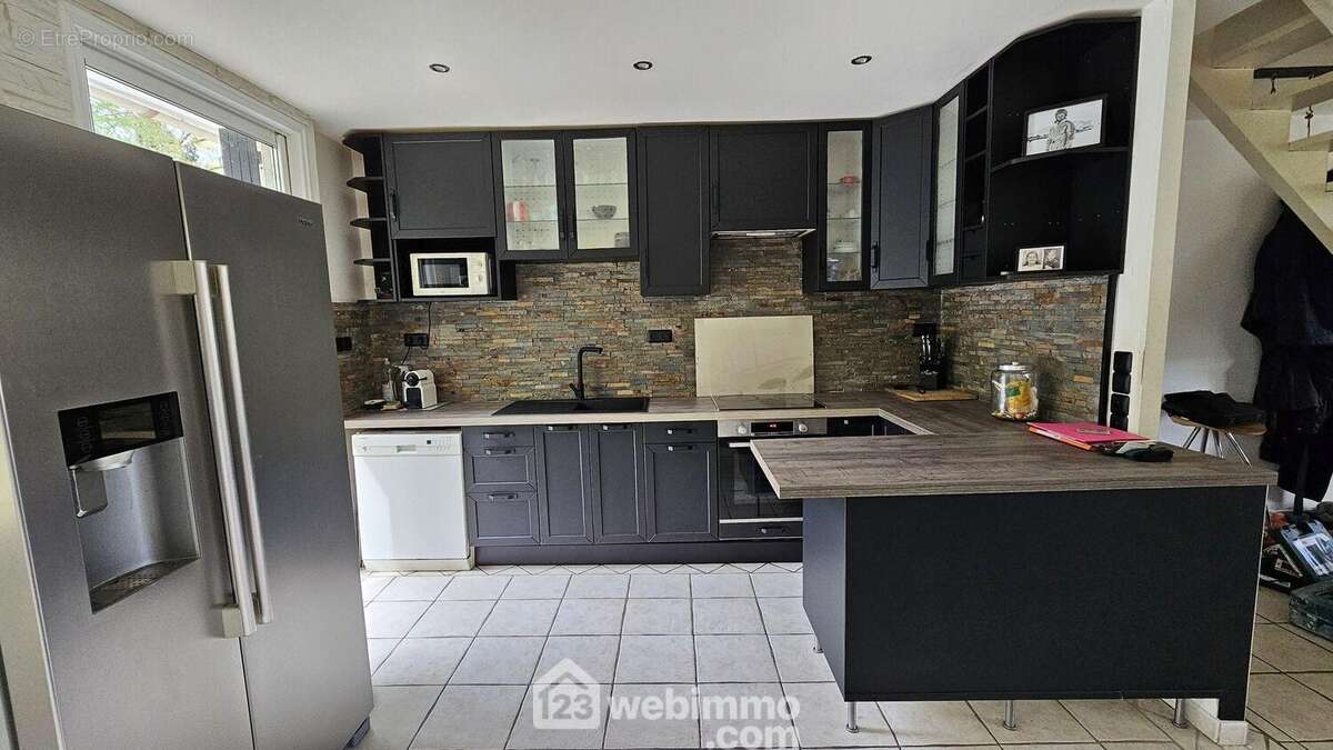 Une cuisine toute neuve totalement équipée. - Maison à NOISY-SUR-ECOLE