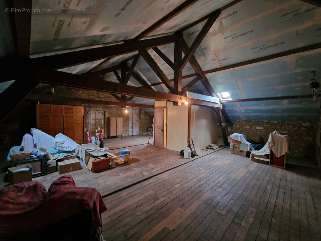 Maison à MONTMOREAU-SAINT-CYBARD