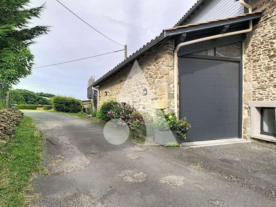 Maison de village de caractère avec terrasse et grand garage - photo 11