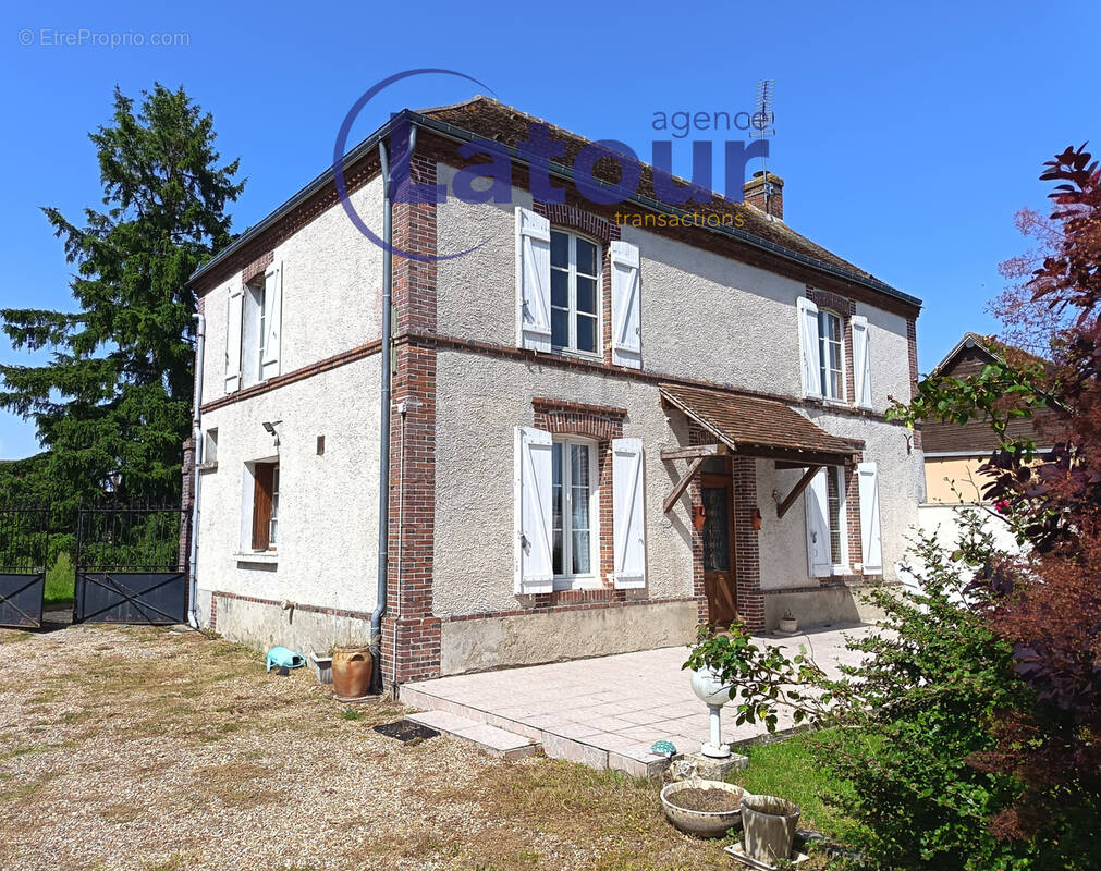 Maison à CHERISY