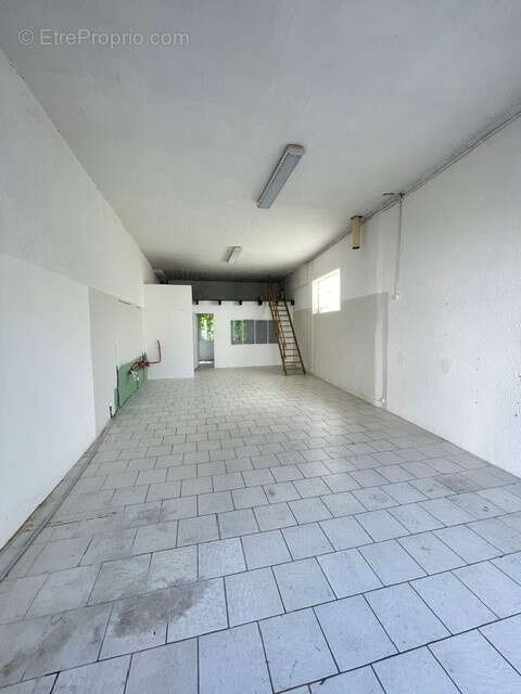 Ales - local commercial - 65 m2 - mezzanine  - stationnement - photo 5