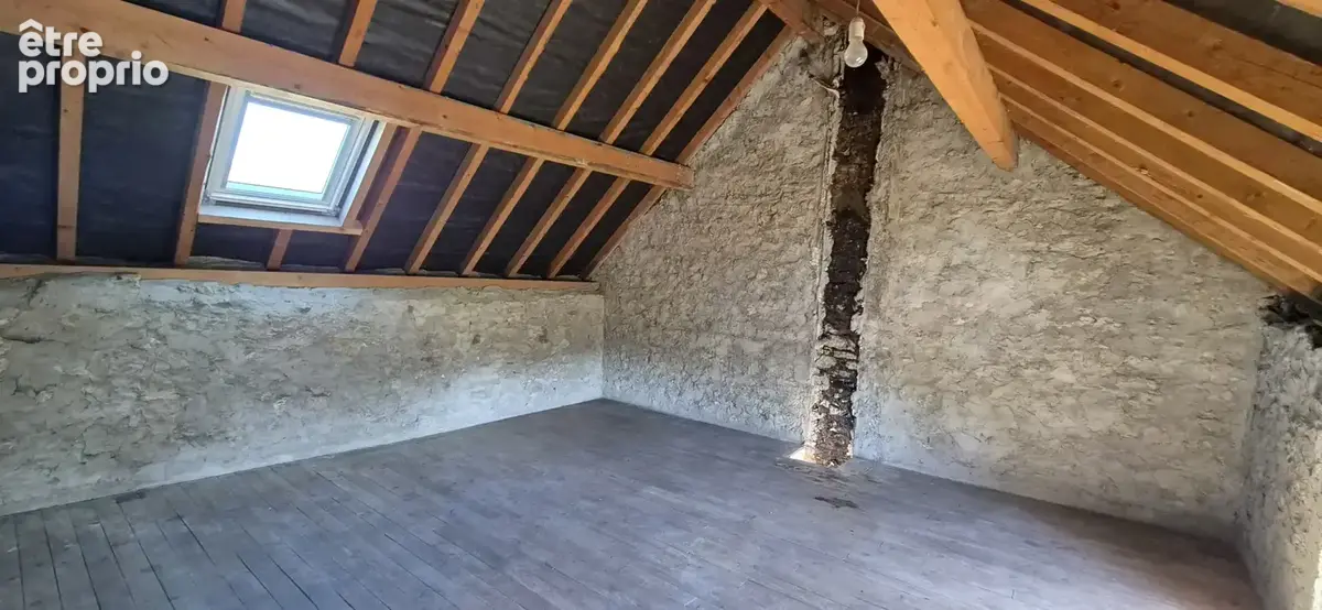 Maison de village en pierre avec cours privative, cave et 2 places de stationnement. - photo 10