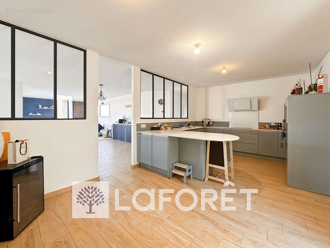 Maison contemporaine 2020 - 199 m² - 4 chambres - Terrain 999 m² entre SAINTES (17100), PONS (17800) et COGNAC (16100) - photo 8