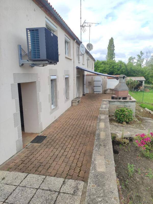 Maison à LES CHATELLIERS-CHATEAUMUR