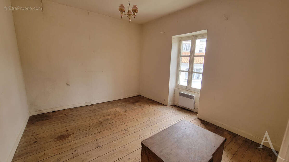 Maison de caractère à rénover au coeur du bourg historique de Saint-Étienne-du-Bois - photo 9