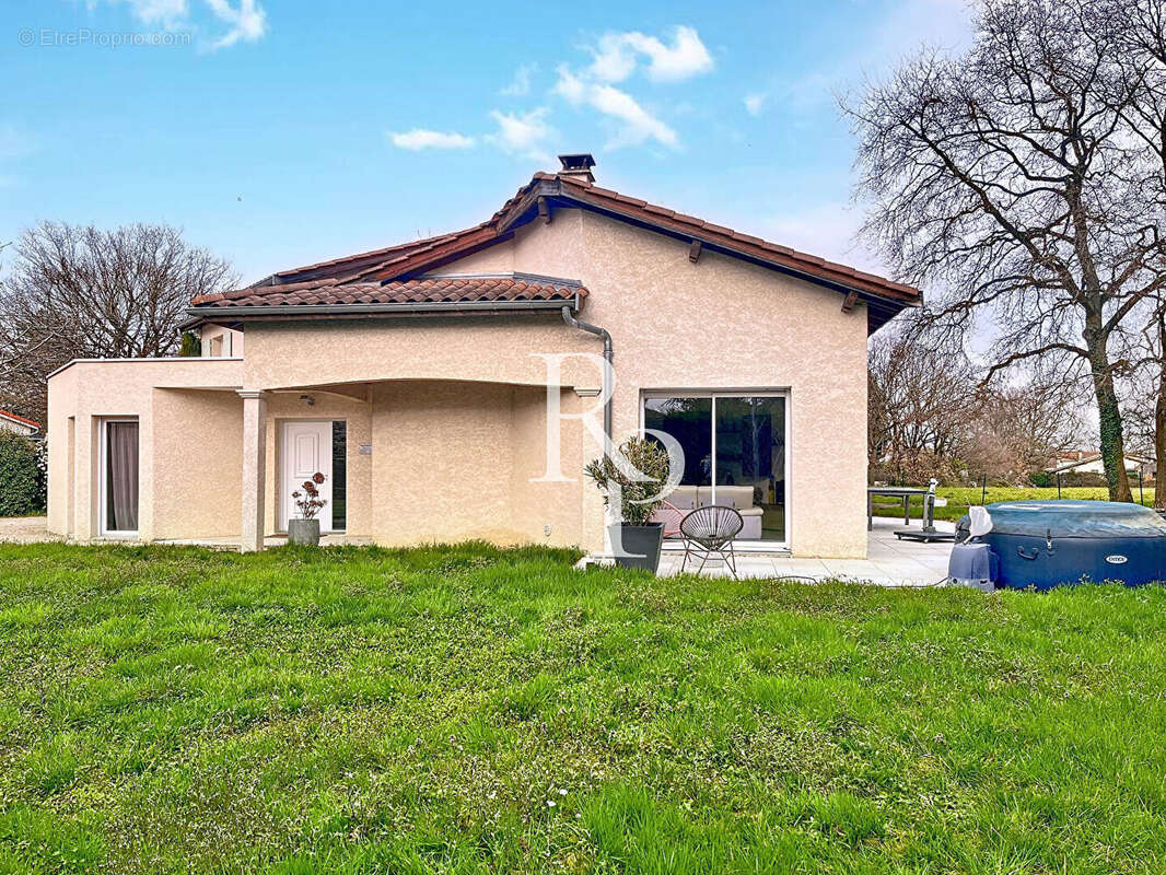 Maison à GREZIEU-LA-VARENNE