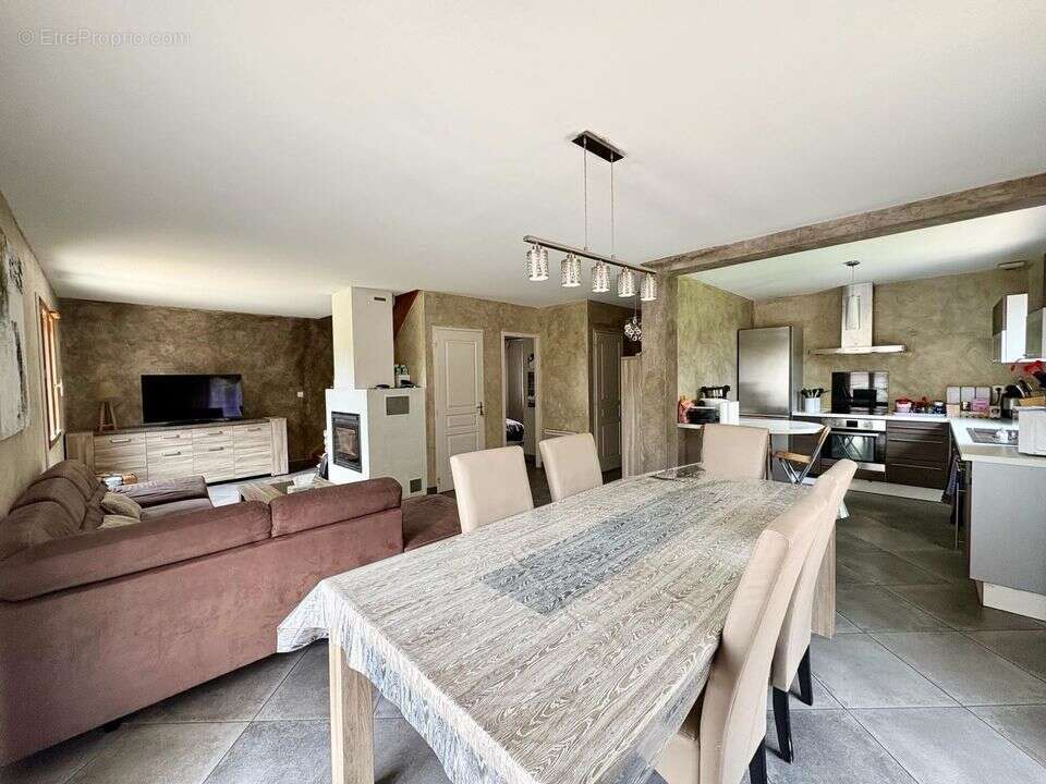 SEJOUR/ CUISINE - Maison à VIUZ-EN-SALLAZ