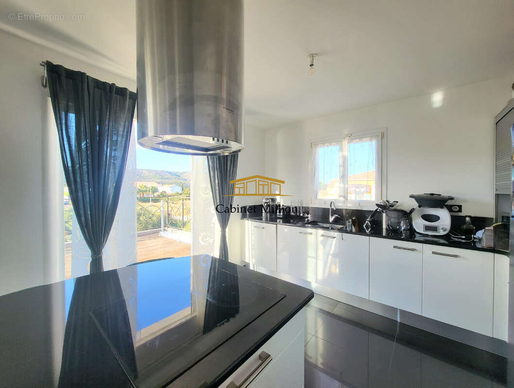 Maison à VIC-LA-GARDIOLE