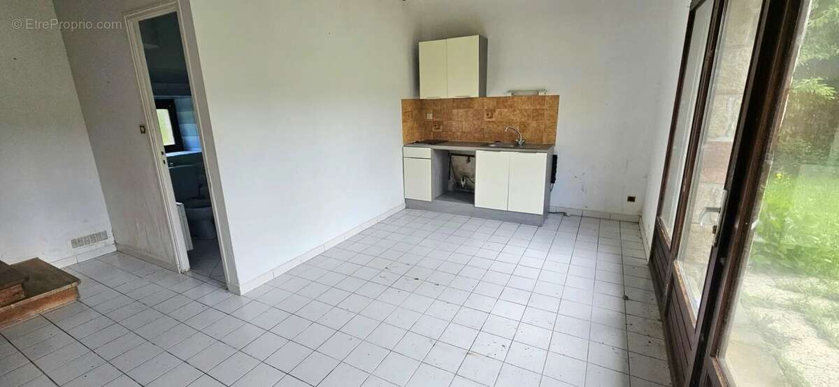 Opportunité unique ! Grande maison avec 3 logements distincts à vendre. - photo 18