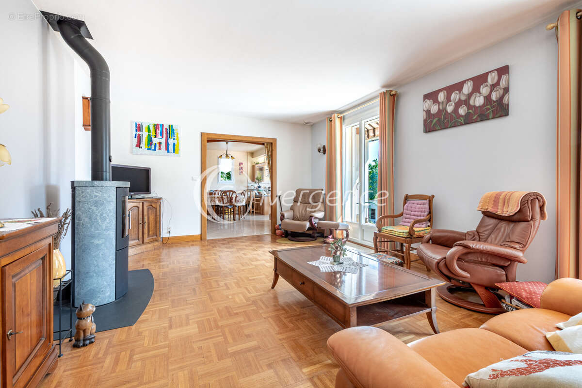 Maison de plain-pied de 105m2 avec garages, jardin et dépendances - photo 6