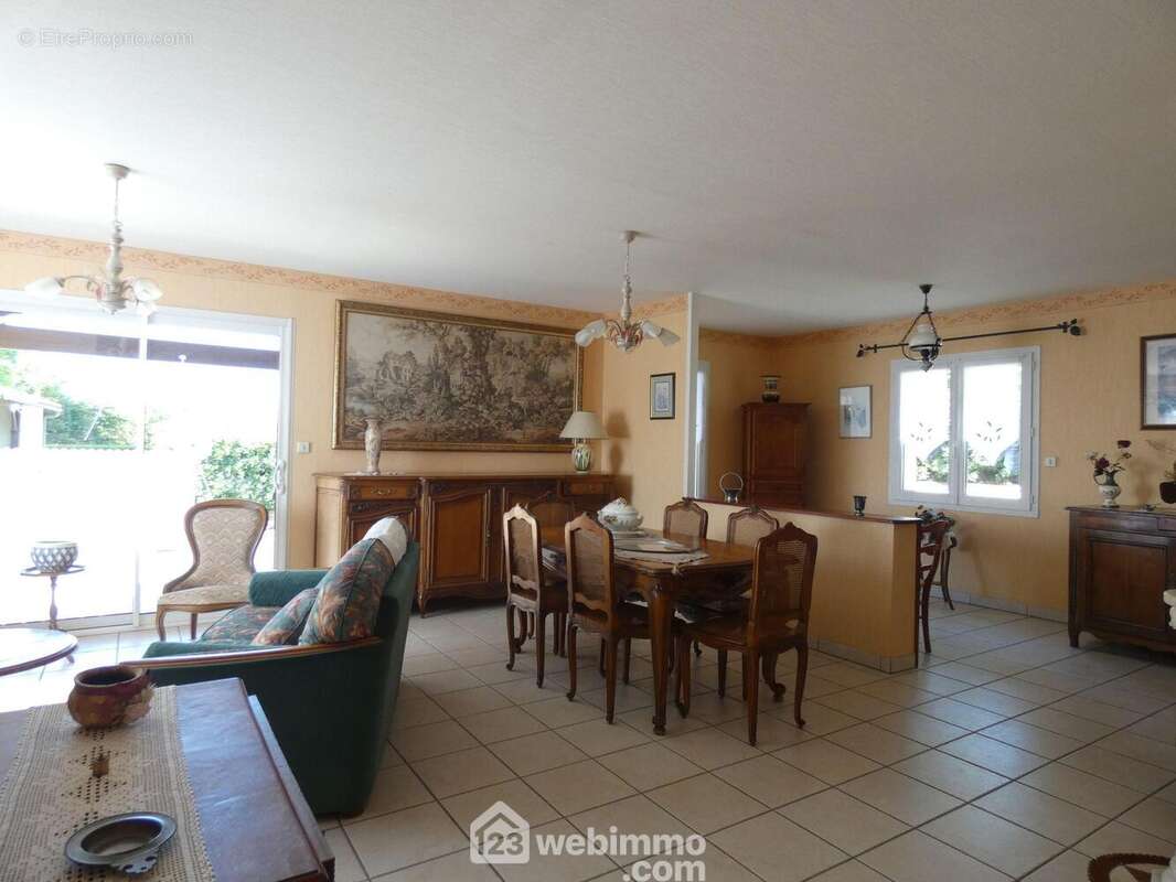 Espace salon et espace salle à manger, - Maison à SAINT-PARDOUX