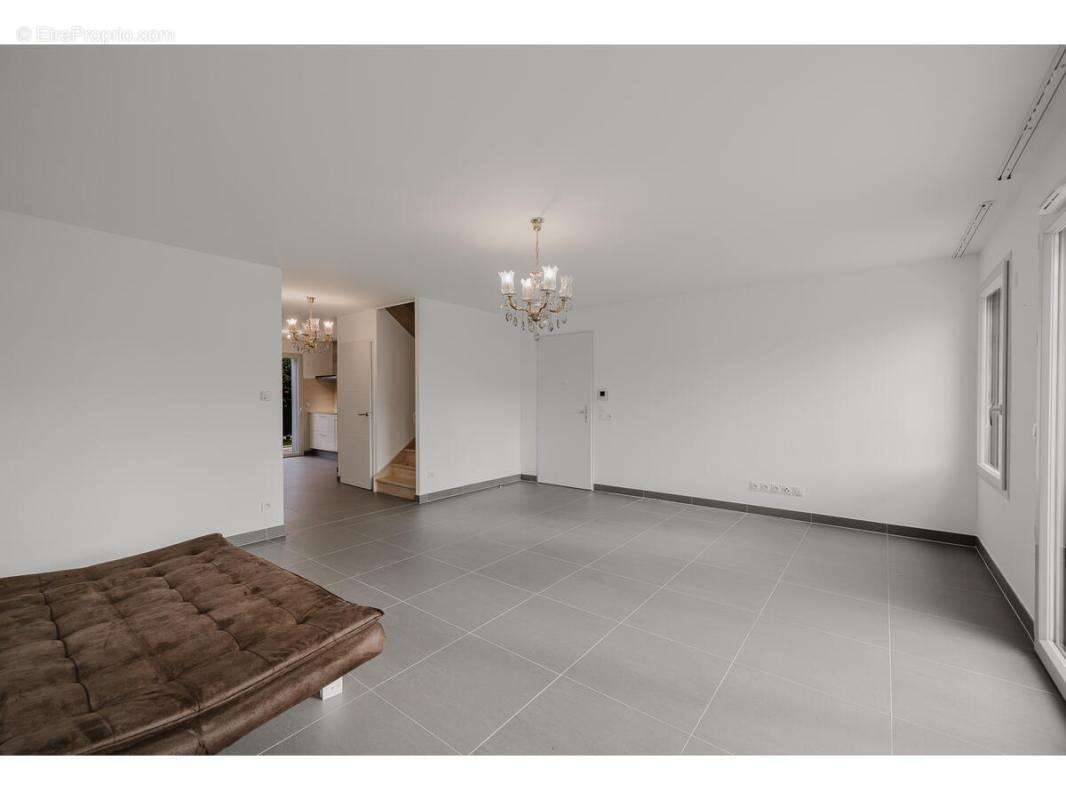 Maison 112 m² à Chevry  - photo 6