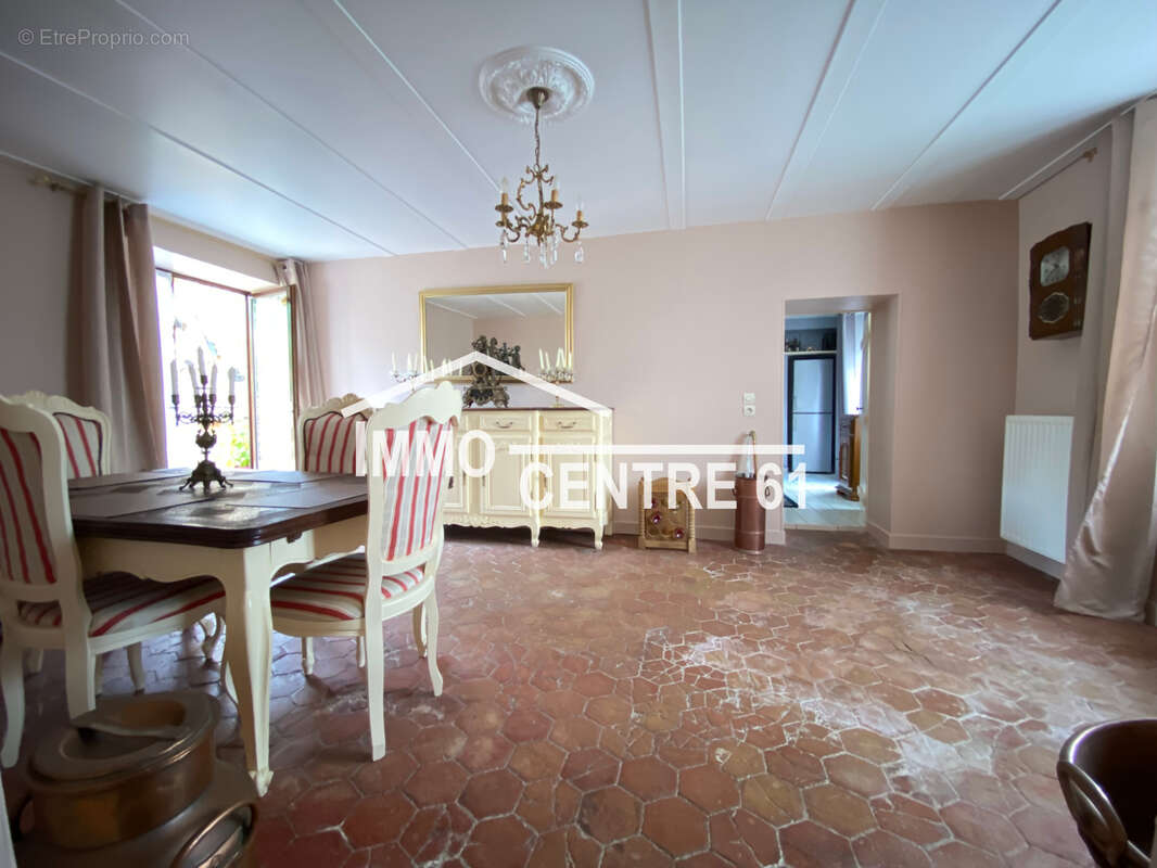 Maison à LASSAY-LES-CHATEAUX