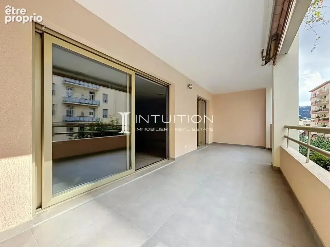 Cannes – Quartier des Anglais : élégant 3 pièces entièrement rénové avec terrasse de 17 m², garage et cave - photo 2