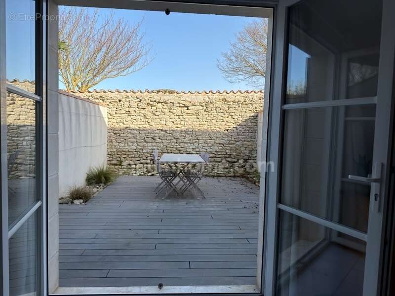 Appartement  avec extérieur clos de murs  au port de st martin de ré - photo 12