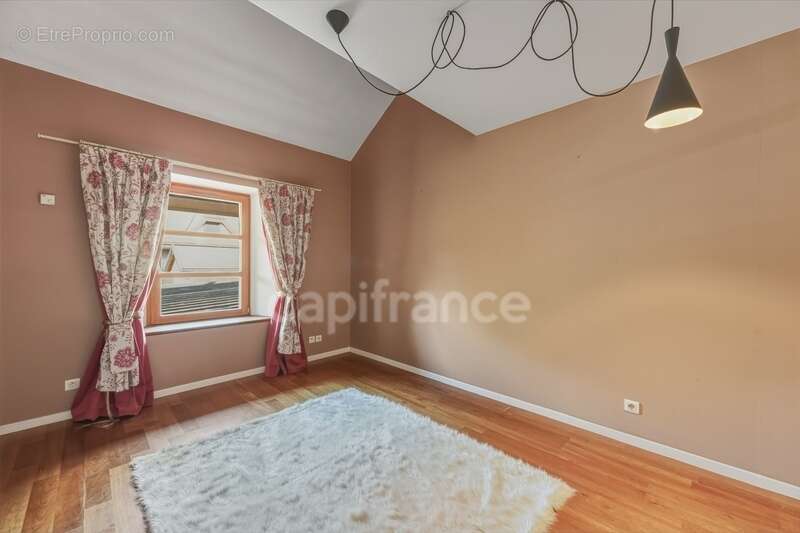 Maison à SAINT-GENIS-POUILLY