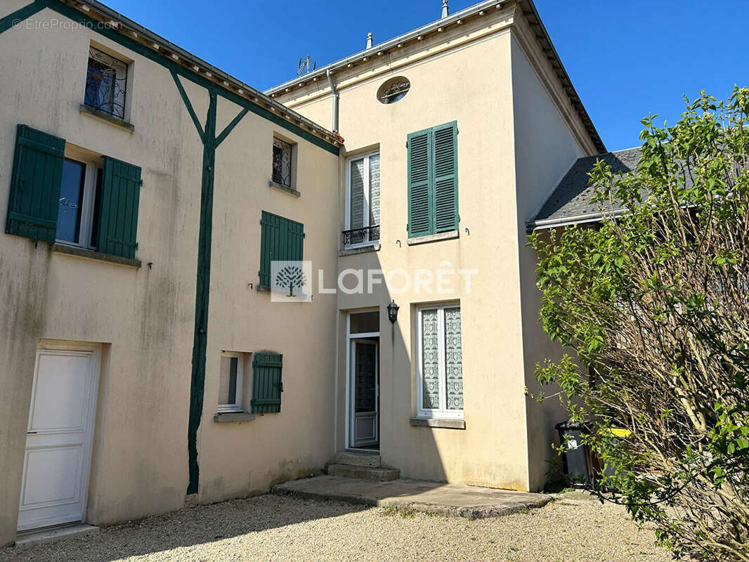 Maison à YEVRE-LA-VILLE