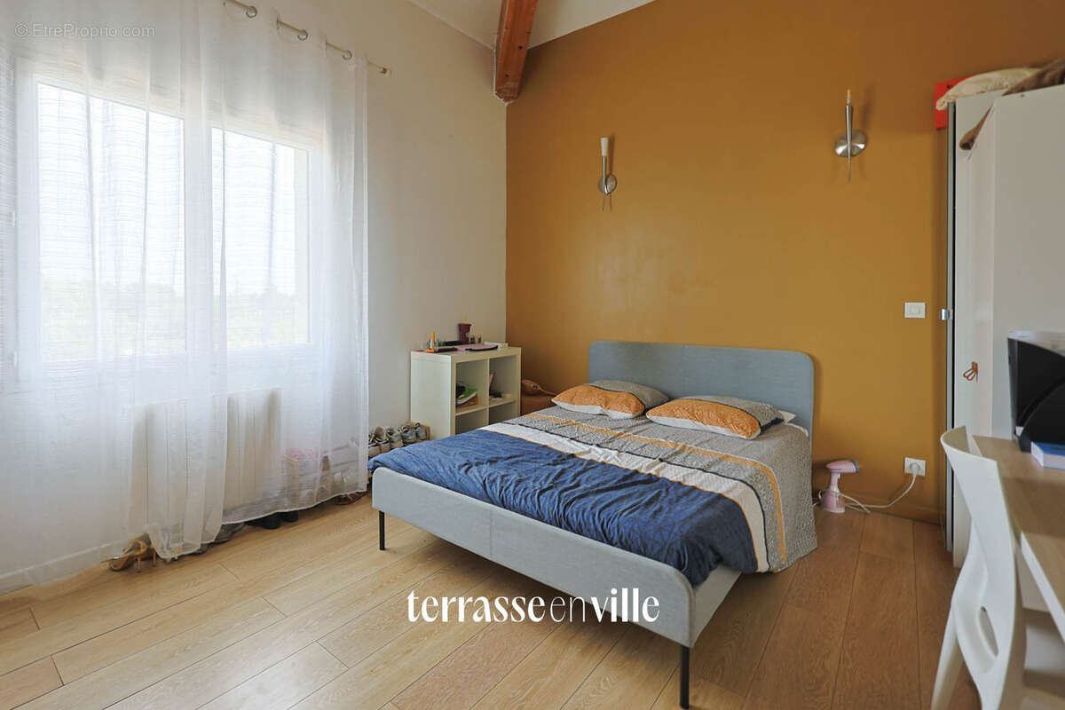 Maison à SIMIANE-COLLONGUE