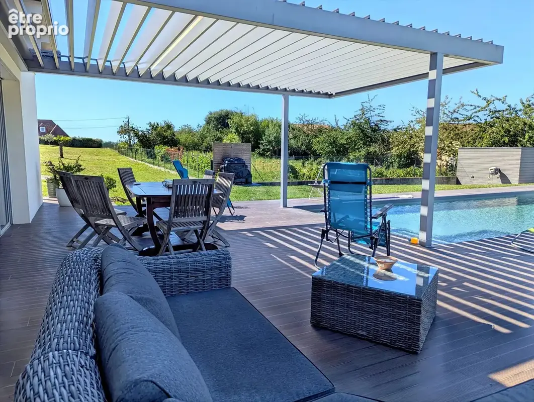 Maison de 4 chambres avec piscine à l'eau salée, 1,4 acres et emplacement à pied du village - photo 3
