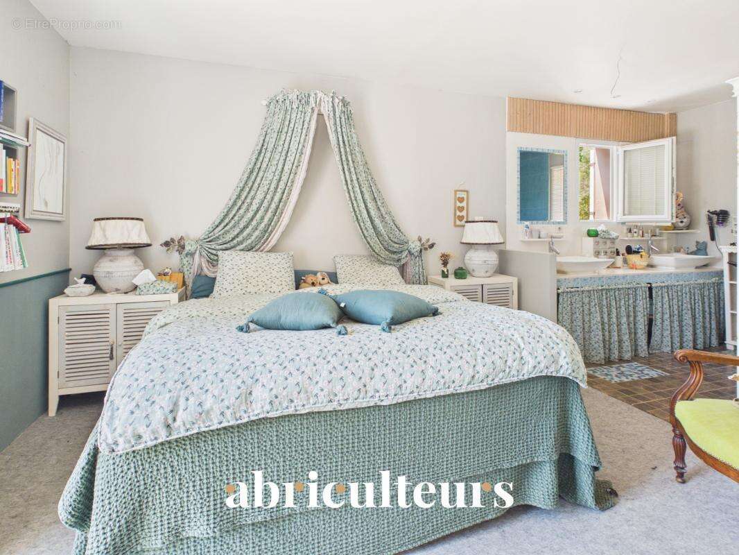 Spacieuse villa avec piscine et terrain d’environ 1 500 m² , dépendance et vue dégagée en vente à Callian (83440) - photo 9