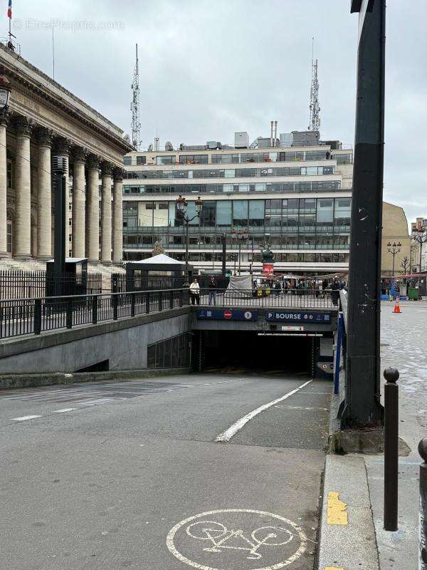 Parking à PARIS-2E
