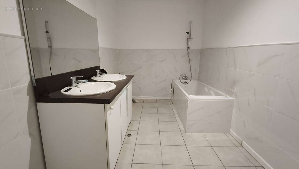 Maison à SAINT-MARTIN-LACAUSSADE